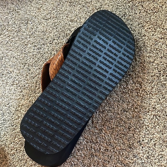 Yellow box brown strap flip flop 6 1/2 - Picture 3 of 4